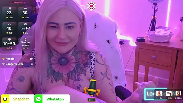 Tattooed titty wank－カメラキャストのemobarbiedollの動画