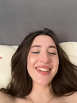 I'm waiting in my bed already naked 😇– BOOMFOXY kameramodell videója