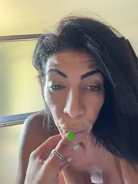 Je suce en show…🍭 – video modela na kameri Yasmiinee