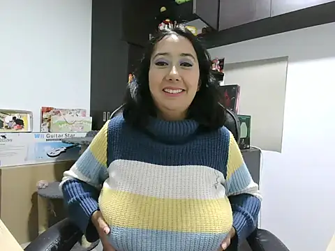 Boob massage– saramaSS kameramodell videója