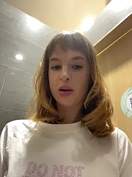 😈I went into the bathroom to quickly finger pussy😈