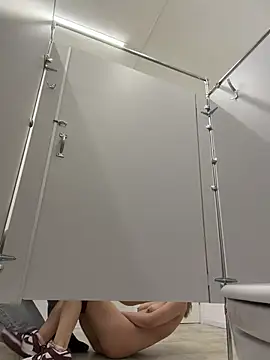 Oh yes! He wanted to play with my dildo and handles it however he likes. - video di FlashTitsRoyal modella di cam