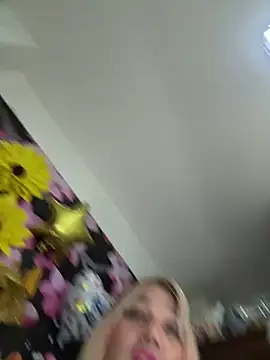 big mommy open leggys squirt - video DirtyKhloy kameramallilta