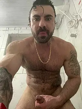 Sem depilar, mostrando tudo e masturbando-se