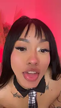 SHE HAS A BEAUTIFUL ASS AND SPREADS HER LEGS – video od webkamerové modelky ItsBellaPorch