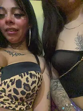 Tocando teta de mi amiga
