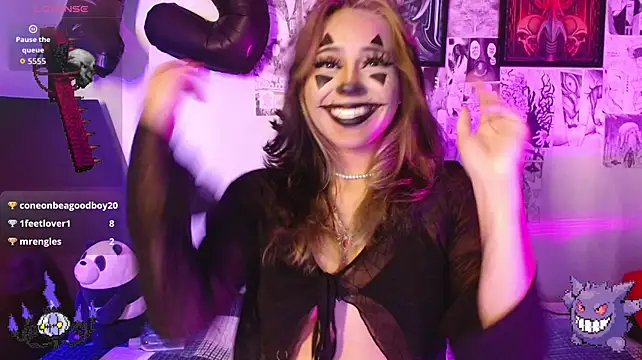 😼