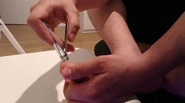 cortando las uñas－カメラキャストのfeetichmanの動画