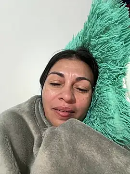 despertando mmm muy cachonda - video by kloee_kann cam model