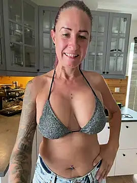 10 Minutes naughty fun in the kitchen
