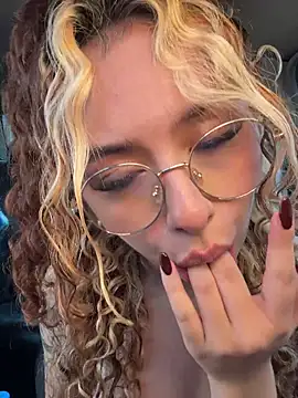 Sucking my fingers 🤤 - 視頻由 Joyce-fire 主播提供