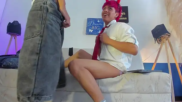 a little devil in action - vídeo de la modelo de cam cipher_finn