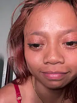 Squatting pussy on a chair – video af thetinyfilipina cam-model