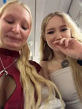 ZOE PLAY WITH MY NIPPLES