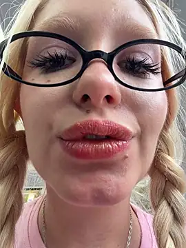 ONLINE HOT KISS FOR U — filmik Elfi_InPublic, modela(-lki) na kamerkach