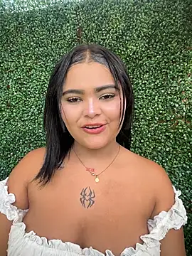 OUTSIDE UPSKIRT PLAY – video modela na kameri HoneyBunXXX