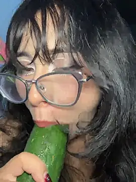 sucking a cucumber :p－カメラキャストのVi_anayaaの動画