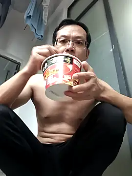 下大雨回不去！吃个泡面🍜哈哈😃😍😍 - GG-0021主播的视频