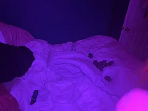 Live stream double toy penetration - vidéo du modèle de showcams trickybubbles