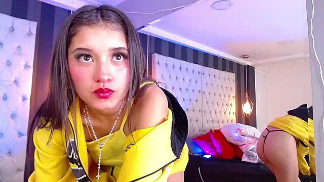 Yellow hoddie and black thong! – video modela na kameri MoreAlice