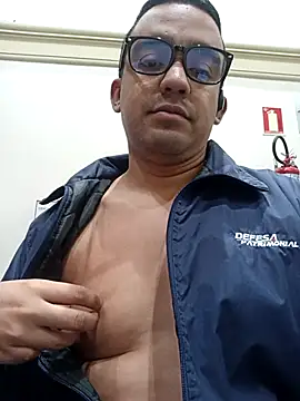 [29 Aug 18:28] Public Show - video by morenogostoso29 cam model