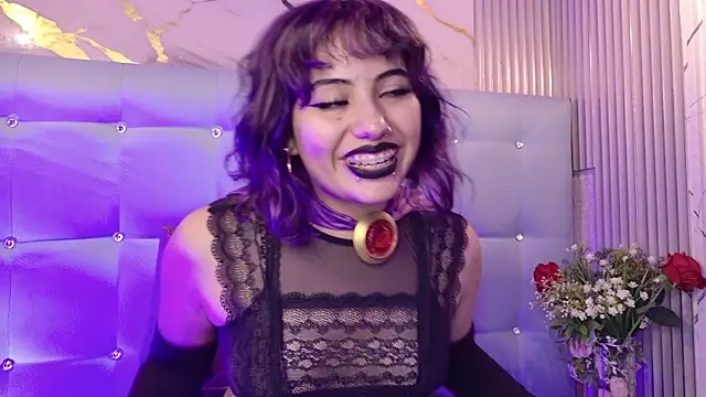 Raven se desnuda para ser follada – video od webkamerové modelky RavenTeen