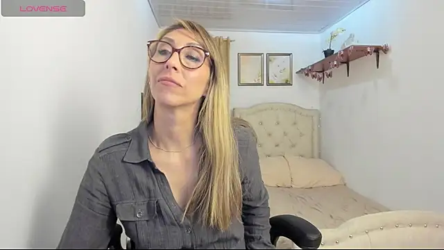 You're going to really like my high heels and my dildo. - video by scarletfs cam model
