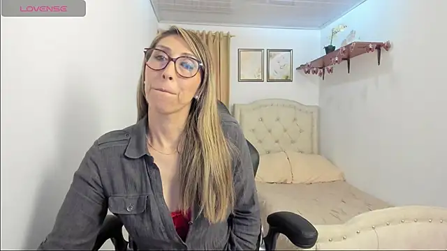 My fingers make me jump with pleasure. - video by scarletfs cam model