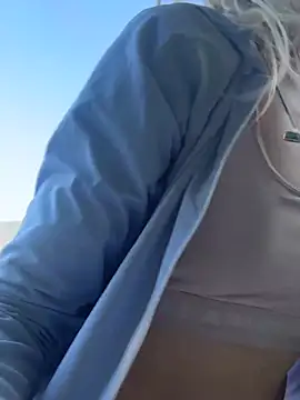 ⚡️Flashing my pubic hair on my morning walk. Almost got caught 🫣