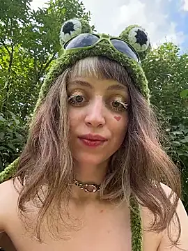 Sucking fingers 10 minutes in the park😍