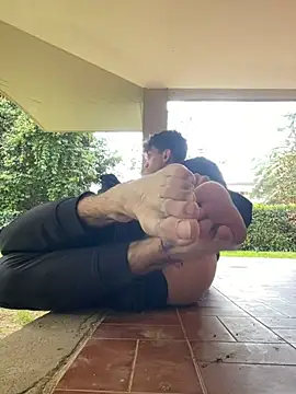 😱 EXTREME 🔞 DOGGY FEET SOTTO IL PALAZZO 🥴🤭 - clip cu Arkadeita