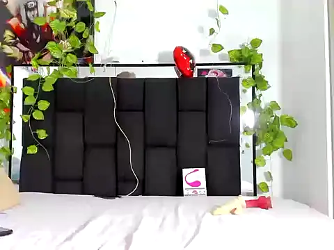 Masturbating very gently and hot - video by samy-little cam model