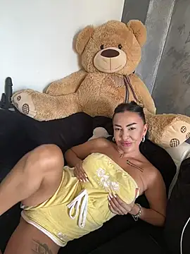 [13 Aug 17:10] Public Show - clip cu MaiaGold69 model videochat