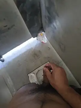 在人来人往的公厕打飞机浓精射厕所隔板上，惊险又刺激