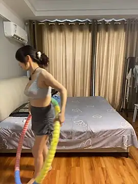 一口气转五十个。呼啦圈 – видео вебкам-модели asagirl