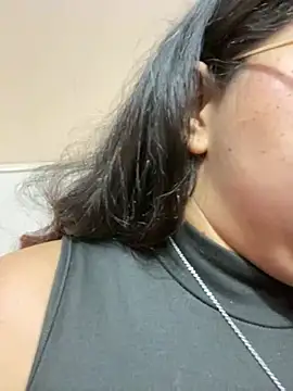 Twerk on floor - video by shara_ cam model