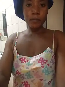 [20 Sep 23:24] Private Show swimming on tube without closing my noise - vidéo du modèle de showcams Queen_Diva45