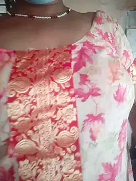 [31 Aug 15:29] Public Show - AadikiAunty adlı kamera modelinin videosu