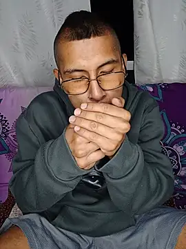 I enjoy smoking and blowing smoke in your face. 🔥🔥🥵 - Vídeo de Hard_brown03, modelo de vídeos