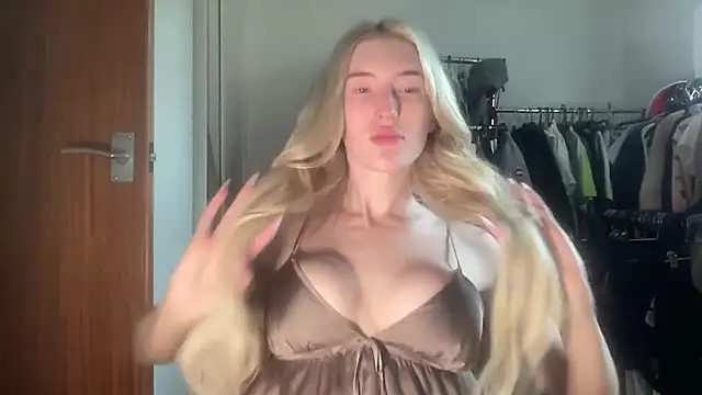 MEEEEEEE - video của người mẫu cam mayaahart