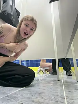 I spying Lia's Sex with a guy in public bathroom 🫢🔞 - видео от уебкам модела -MiaKitty