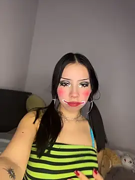 Petite clown in her show - video của người mẫu cam Loriennn777