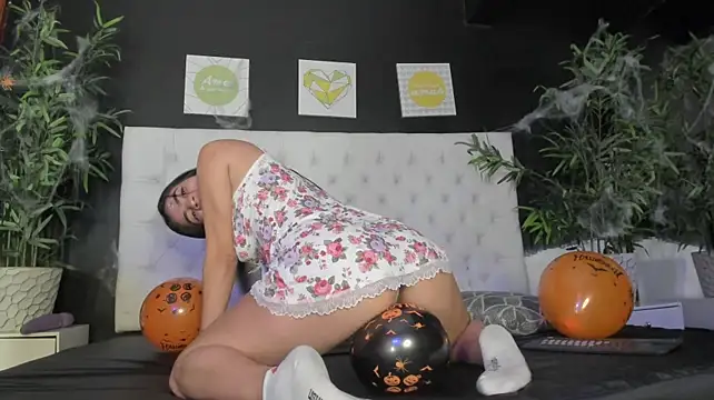 explotando globos con mis Nalgas - video di Sara_Tukson modella di cam