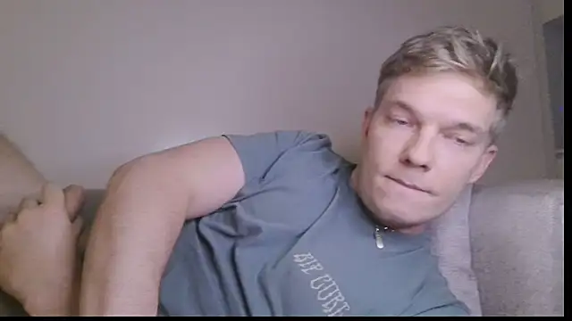 Jerk and huge cum all over t-shirt - vidéo du modèle de showcams herculess_