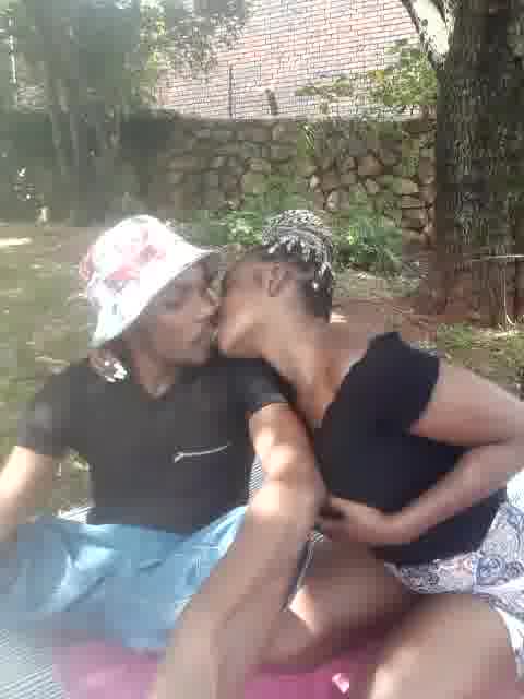 kissing 2 outside sex - vidéo du modèle de showcams Ladyluck0