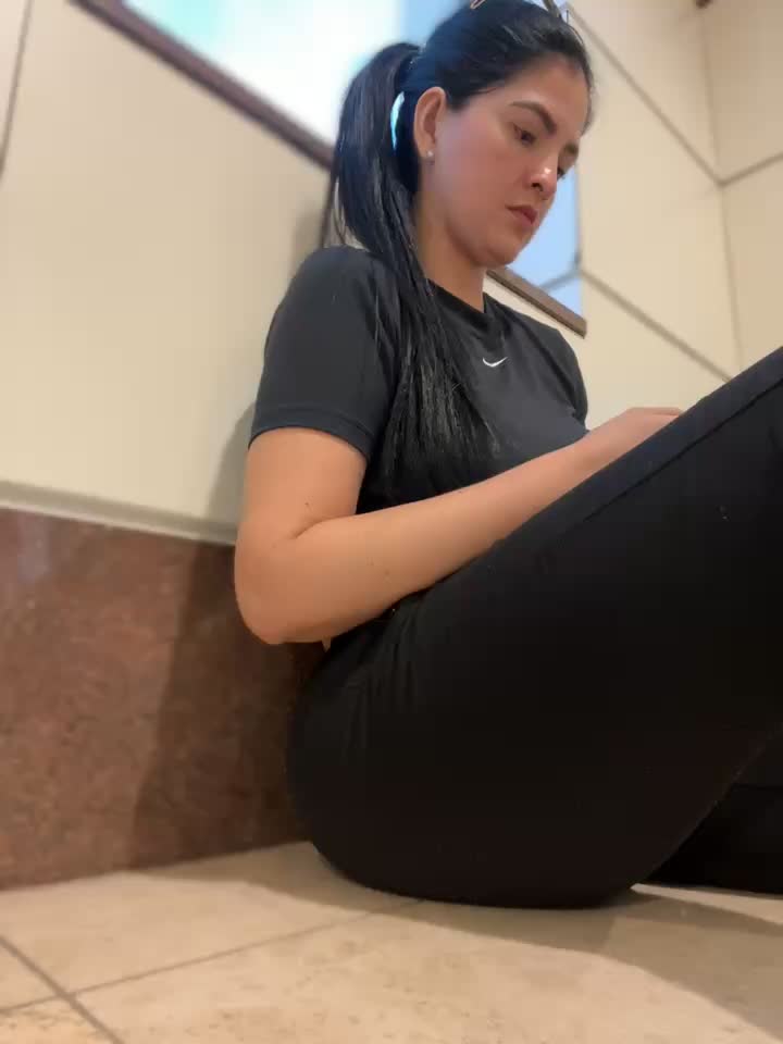 having a coffee in Europe - clip cu Carolina_Novoa model videochat