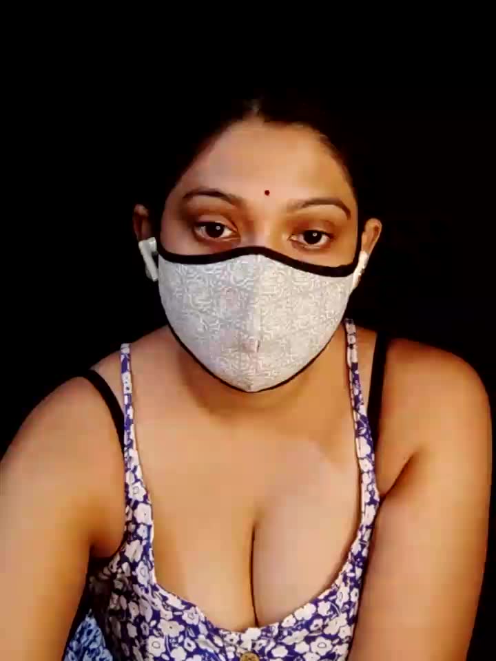 STAND AND TURN AROUND NUDE - video by indianpallavi cam model
