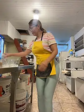 Naughty in the bakery. Squirting in glasses and drinking. - วิดีโอโดย Gatitacarlita โมเดลแคม
