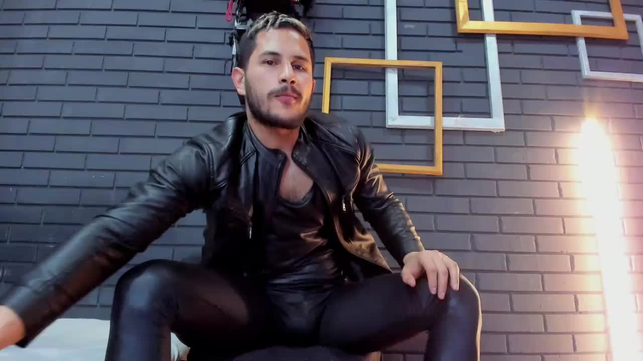 Always pleasing my bitches - TheIan26 adlı kamera modelinin videosu