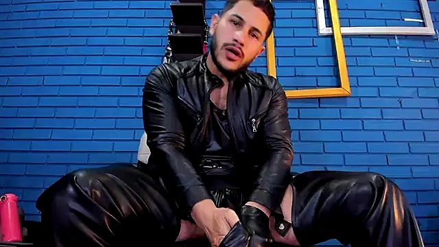 Making my submissive bitch - TheIan26 adlı kamera modelinin videosu